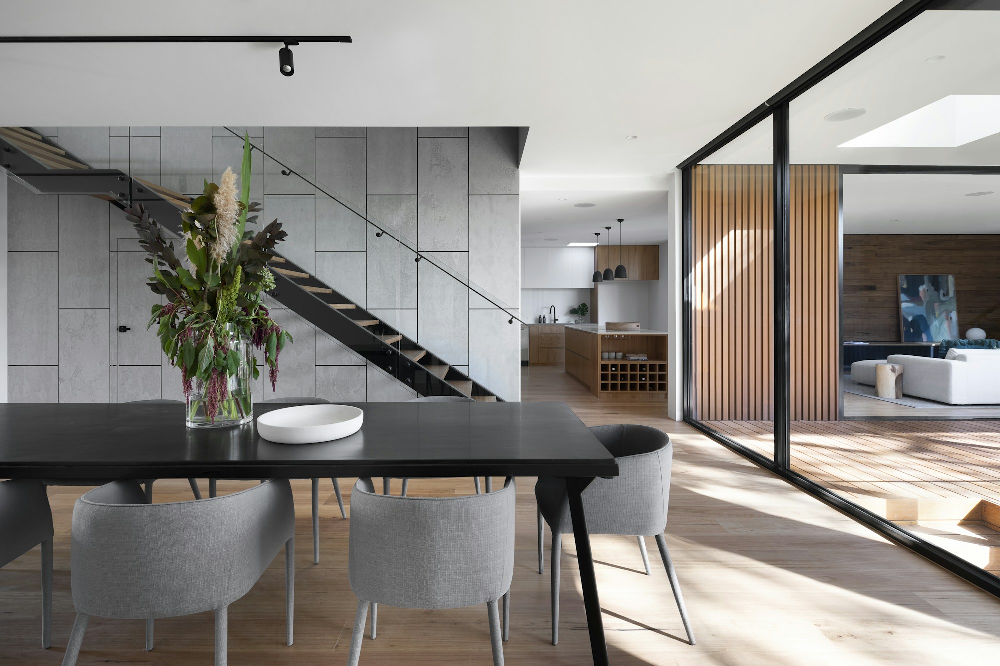 Interior contemporáneo de una residencia singular, organizado bajo un criterio arquitectónico común